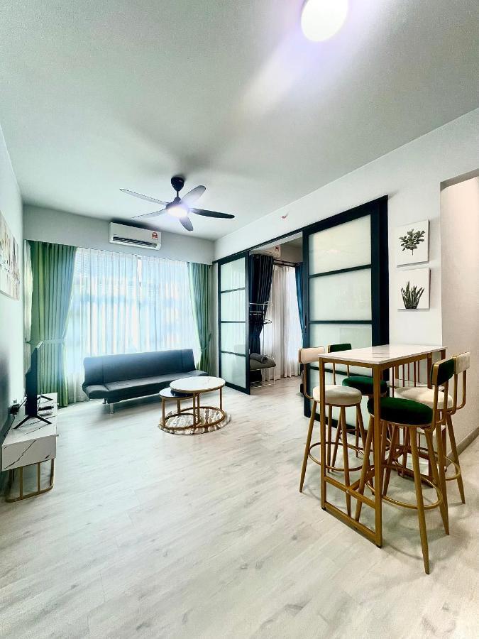 Botiza Suites At Jesselton Quay Kota Kinabalu Exterior photo